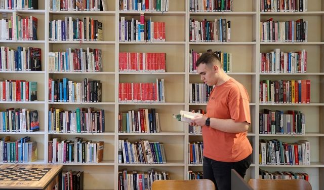 16 yaşında kütüphane aşığı: Buca’nın kitap kurdu