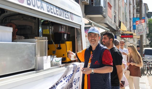 Buca'da vatandaşlara destek: Sınav süresince ailelere ikram