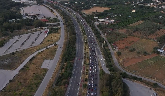 Yola çıkacaklar dikkat: Tatilciler dönüyor, İzmir'de trafik sıkıştı!