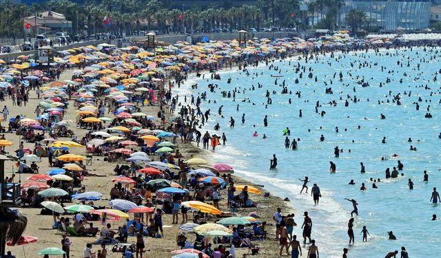 İzmir'de bayram yoğunluğu: Tatilciler Ege kıyılarına akın etti