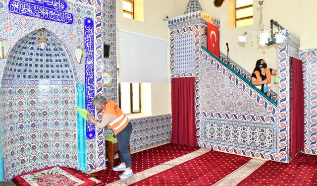 Çiğli'de camiler bayram sabahlarına hazırlanıyor