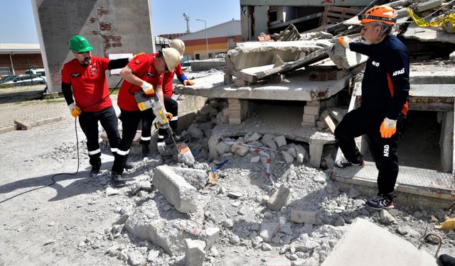 Bornova’da BAK eğitimini tamamladı: Afetlerde yardıma koşacak