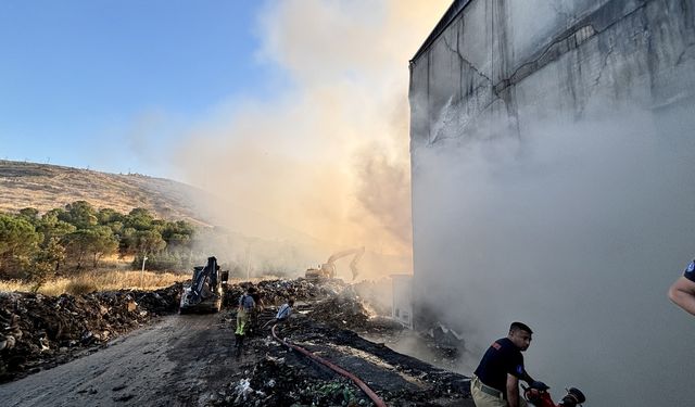 İzmir'de katı atık tesisinde yangın: Güvenlik kameraları şüpheliyi ortaya çıkardı