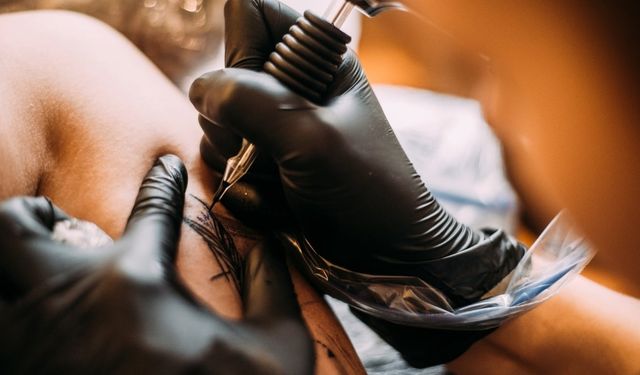 Dövme yaptırmadan önce mutlaka buna dikkat edin! Kanser riski taşıyor