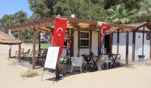 İzmir'in meşhur sahilinde açıldı: Şezlong ve şemsiye kiralanıyor, yemekler leziz