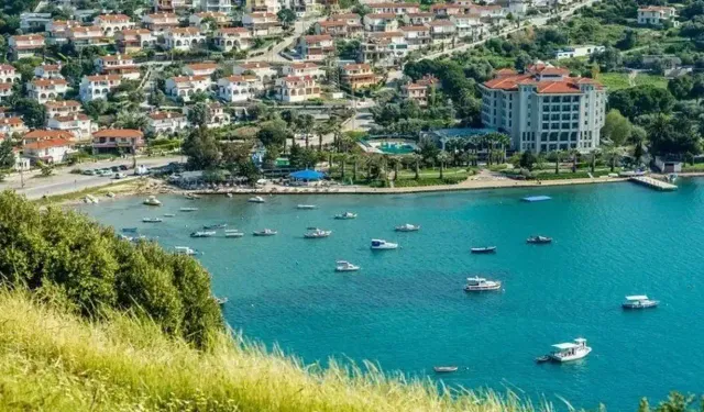 Çeşme ve Alaçatı'nın kalabalığından uzak bir köy: Masmavi suyu ile sakin bir cennet