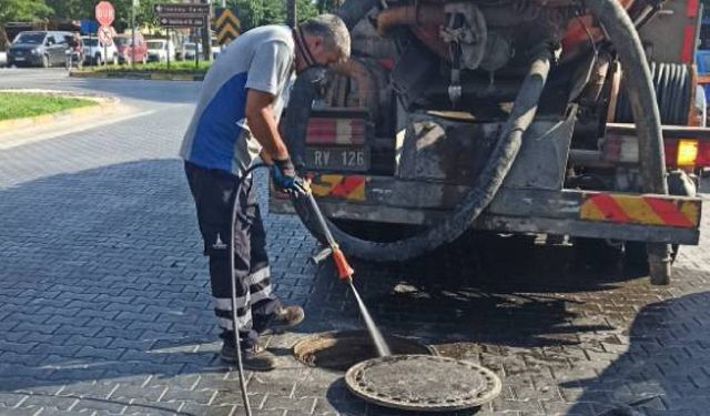 İzmir Büyükşehir’den ilaçlama mesaisi: Sengel’den teşekkür