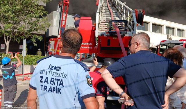 İzmir'de hastane yakınında korkutan yangın: Büyükşehir Zabıtası yangında seferber oldu