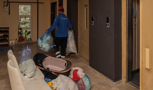 İzmir Büyükşehir'den evi zarar gören aileye yardım eli: 1 yıl kira ödemeyecekler