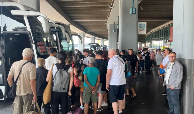 İzmir Otogarı’nda dönüş yoğunluğu: Ek seferler düzenleniyor
