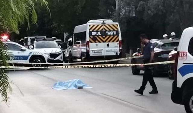 İzmir'de korkunç olay: Akan trafikte yola yatan kadının üzerinden 2 araba geçti