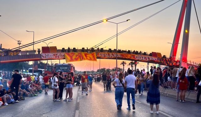 İzmir'de Göztepe'nin 100. yıl kutlamalarından renkli görüntüler