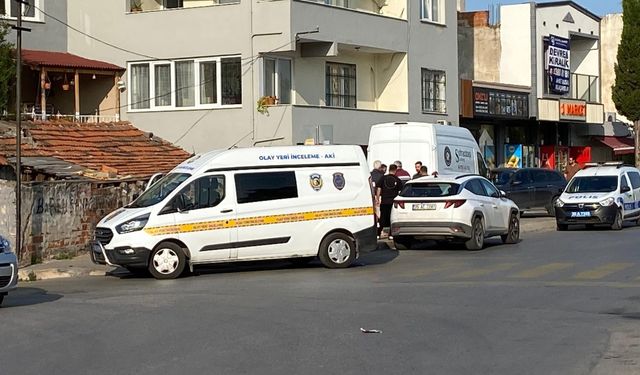 İzmir'de komşusuna silahla saldırdı: Karı-koca vuruldu