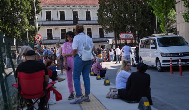 İzmir’de LGS heyecanı başladı: Öğrenciler sınav salonlarında, veliler dışarıda