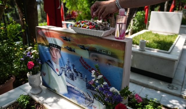 İzmir'de buruk bayram: Şehit yakınları bayramda şehitliği ziyaret etti