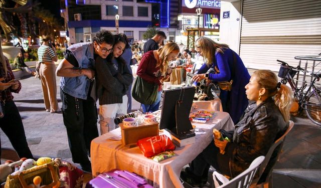 İzmir’de yaz akşamlarının vazgeçilmezi: El Emeği Gece Pazarı yeniden açıldı