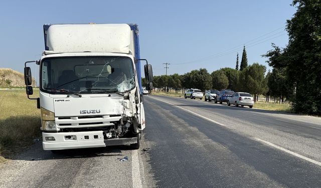 İzmir'de zincirleme kaza can aldı: Kamyonet iki motosiklete çarptı