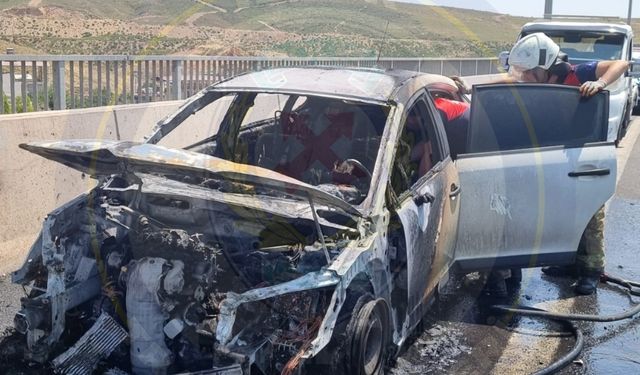 İzmir’de bayram trafiğinde korkutan yangın: Otoyolda araç alev aldı