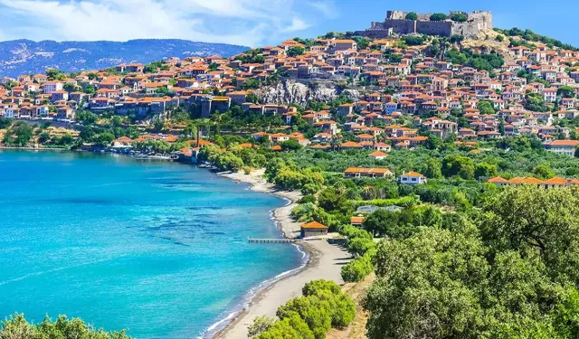 Rengarenk evleri ile denizin ortasında bir masal diyarı: İzmir'den vapurla kolayca ulaşım var