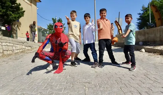Örümcek Adam kostümüyle İzmir'den yola çıktı: Türkiye'yi karış karış geziyor