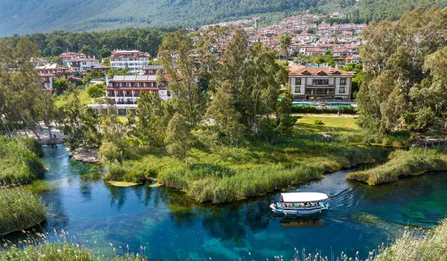Ne Urla ne de Çeşme: Buz gibi akan nehri ve turkuaz renkli suyu ile tatilcilerin yeni gözdesi oldu