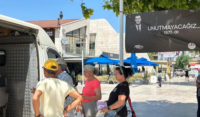 Urla'da Ferdi Zeyrek anması: Lokma döktürüldü