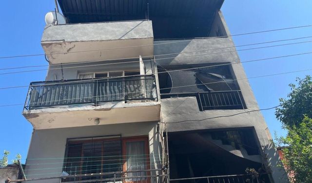 İzmir’de alevler binayı sardı: Bir kişi son anda kurtarıldı