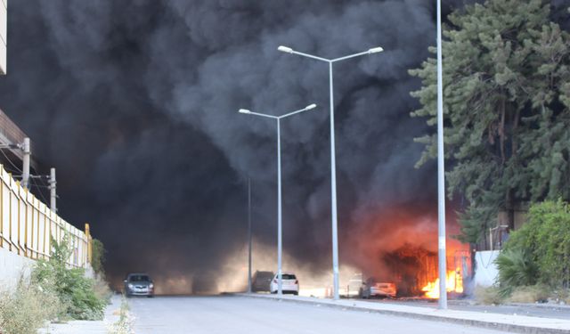 İzmir'de yangın paniği: Elektrikler de kesildi