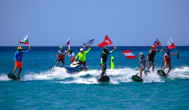 Motosurf rüzgarı Çeşme'de esti: 17 ülkeden sporcular Ege’de yarıştı