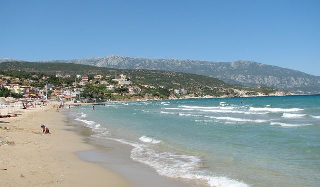 İzmir’e yakın tertemiz kum plaj: Çocuklu aileler için ideal, bunaltıcı sıcaklarda kaçış rotası