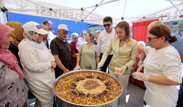 Konak'ta aşure bereketi: Ay boyunca vatandaşa ikram edilecek!
