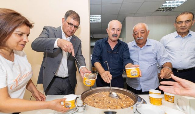 Başkan Cemil Tugay aşure bereketine ortak oldu