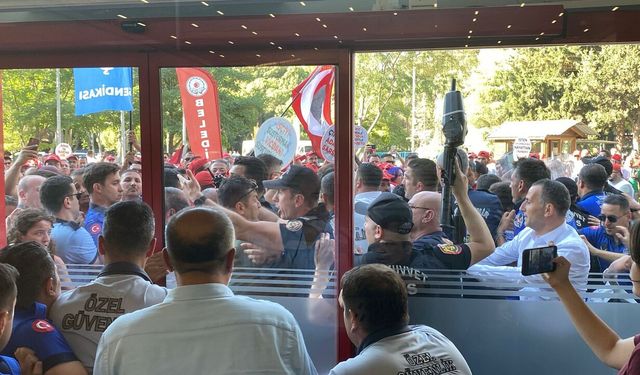 İzmir’de Meclis toplantısı öncesi arbede: İşçiler ve polis karşı karşıya geldi