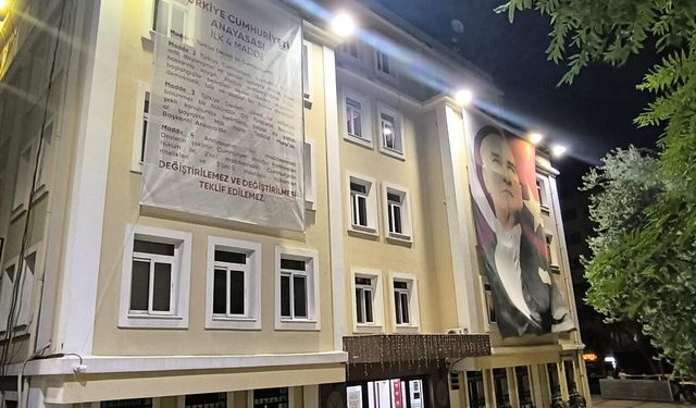 Başkan Eşki’den anayasa tartışmalarına yanıt: İlk 4 maddeyi belediye binasına astırdı