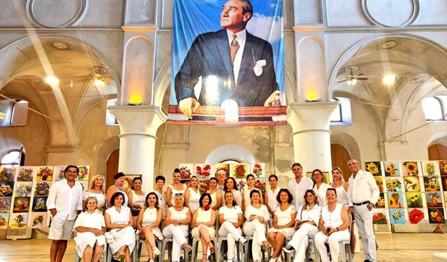 Bayraklı’nın renkleri Çeşme’de buluştu: Kadınların fırçasından duygular