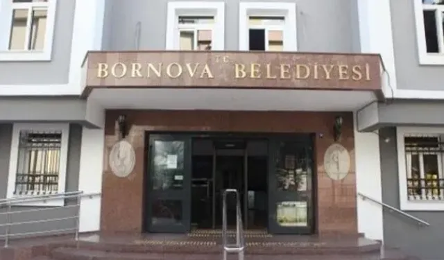 Bornova Belediyesi'nden manidar mesaj: Binaya pankart asıldı