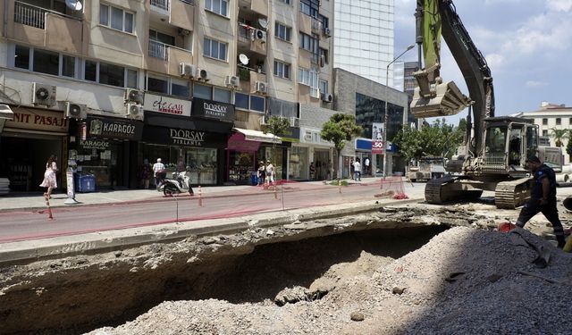 Bornova’da doğal gaz borusu patladı: Cadde trafiğe kapatıldı