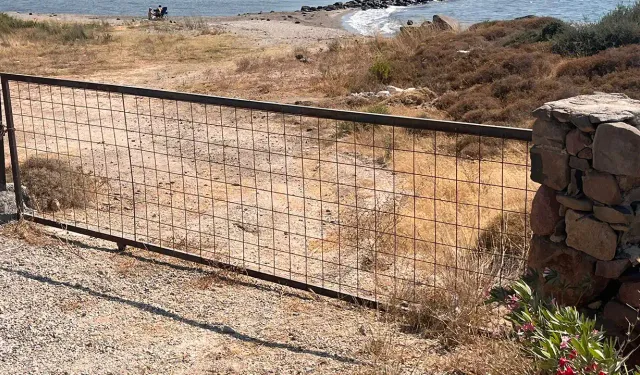 Çeşme Mersin Koyu'nda tepki çeken görüntü: Demir kapılar konuldu, vatandaşın girişi engellendi