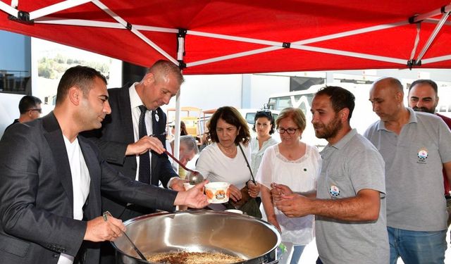 Çiğli'de birlik ve bereket sofrası: Aşure dağıtıldı, vatandaşlar bir araya geldi