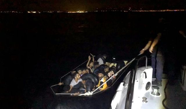 Çeşme'de düzensiz göçmen alarmı: Lastik botta 17 kişi kurtarıldı