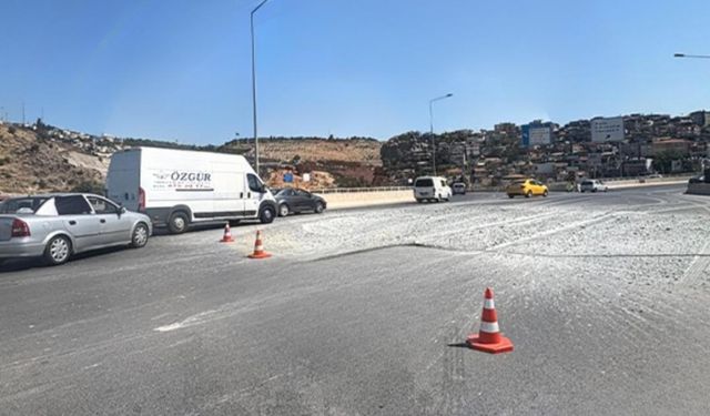 İzmir’de trafik kilitlendi: Dökülen engel şeritleri kapattı, temizlik çalışmaları sürüyor
