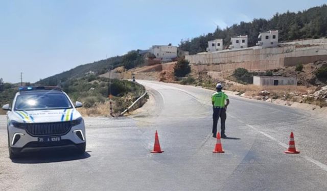 İzmir Karaburun yolunda orman yangını başladı: Güzergah çift yönlü trafiğe kapatıldı, müdahale sürüyor