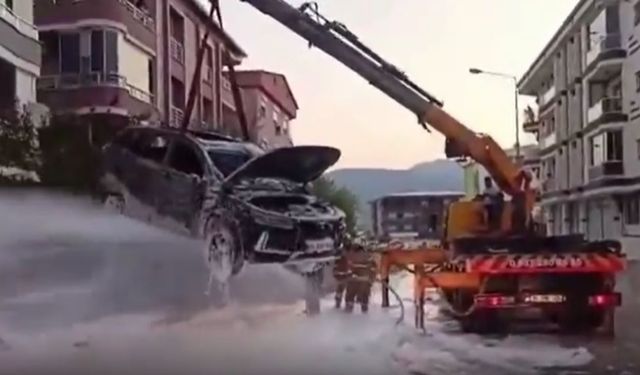 Kemalpaşa’da park halindeki elektrikli araç yandı!