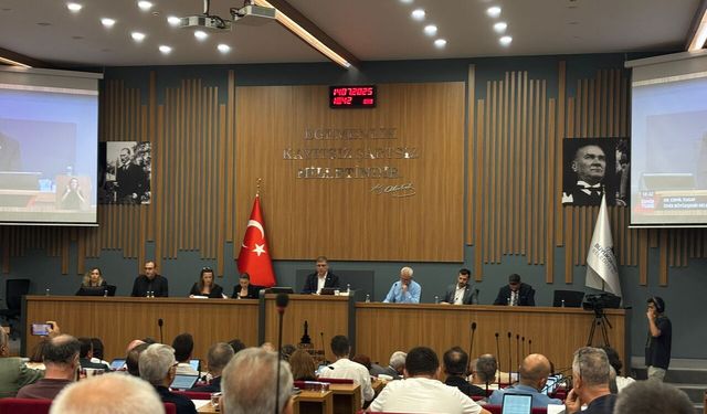 Cemil Tugay’dan yangın sonrası çağrı: İzmir olarak dayanışma göstermeliyiz