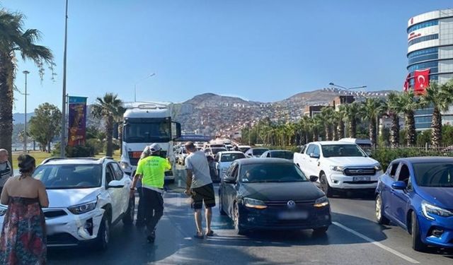 İzmirli sürücüler dikkat: Altınyol caddesi'nde 6 araçlık zincirleme kaza