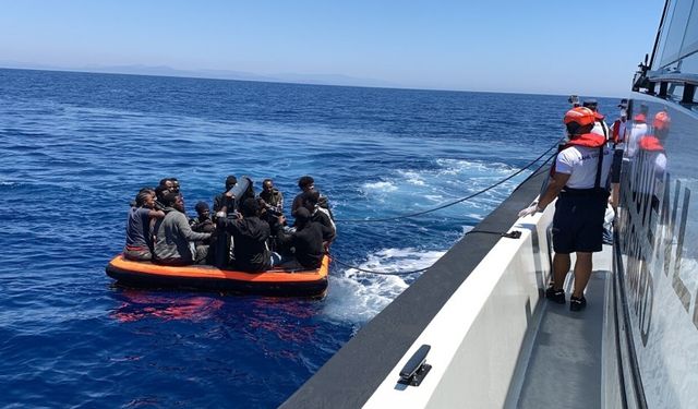 Türk kara sularına geri itilmişlerdi: 24 göçmen İzmir açıklarında kurtarıldı