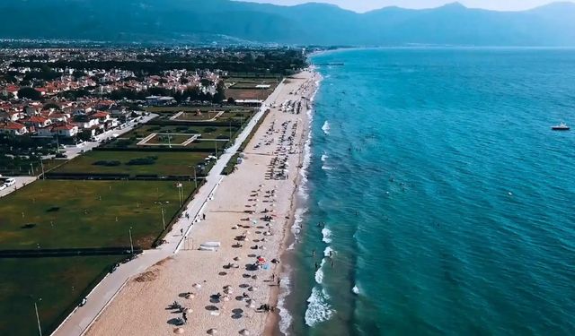 İzmir’e sadece 1 saat uzaklıkta: Şezlong ve şemsiyeleri ücretsiz, 12 kilometrelik Uzun Plaj