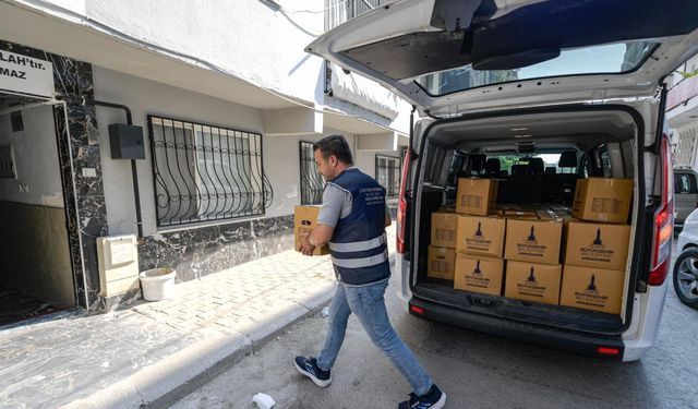 İzmir Büyükşehir'den ihtiyaç sahiplerine destek: Gıda paketleri dağıtılıyor!
