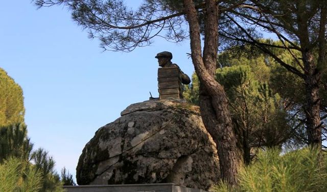 Fıstık çamları arasında İzmir’in özel Atatürk heykeli