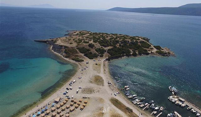 İzmir’in favori koylarından biri: Buranın berrak denizi, ince kumları kendine hayran bıraktırıyor